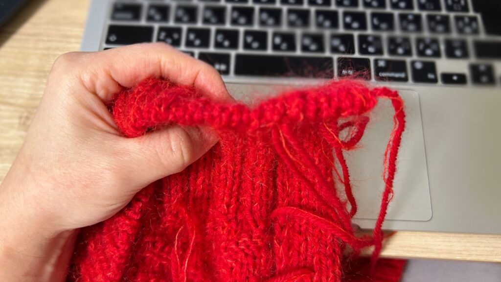 Artisane Cardigan 二目ゴム編み止めとItarian COの厚みの比較