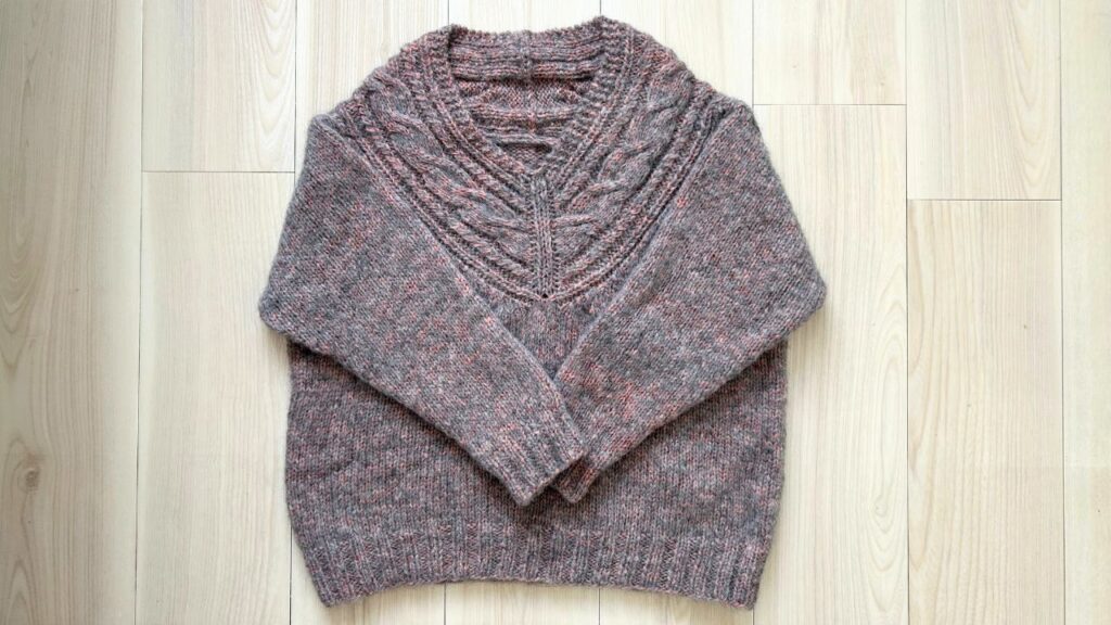 毛糸だま2025年秋号 vol.207｜michiyo ケーブルVネックプルオーバー完成 
