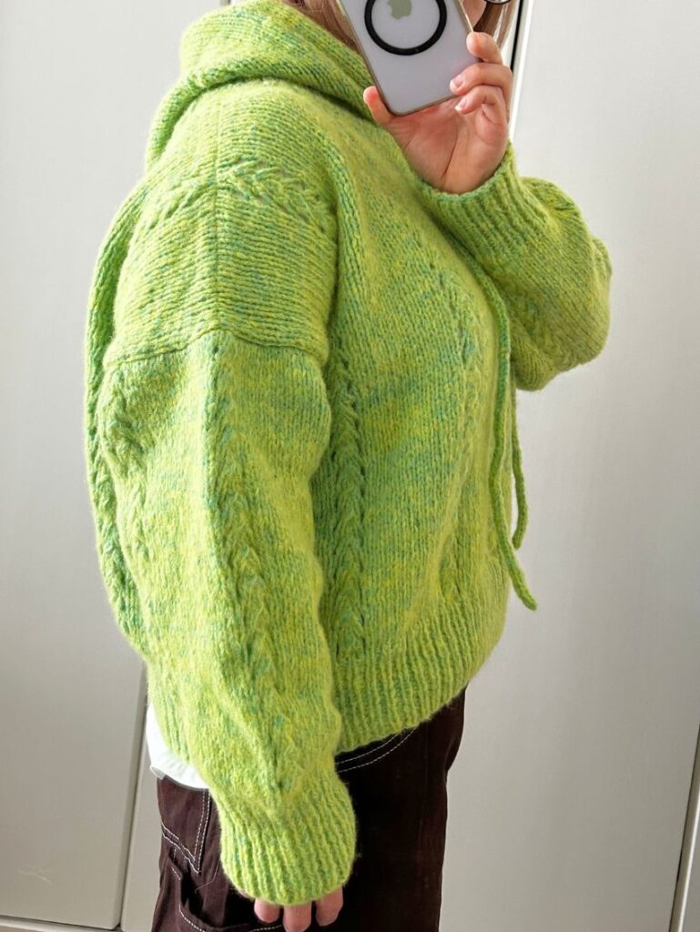 DARUMA GEEKで編んだプルオーバーRegolithの完成着画（横）